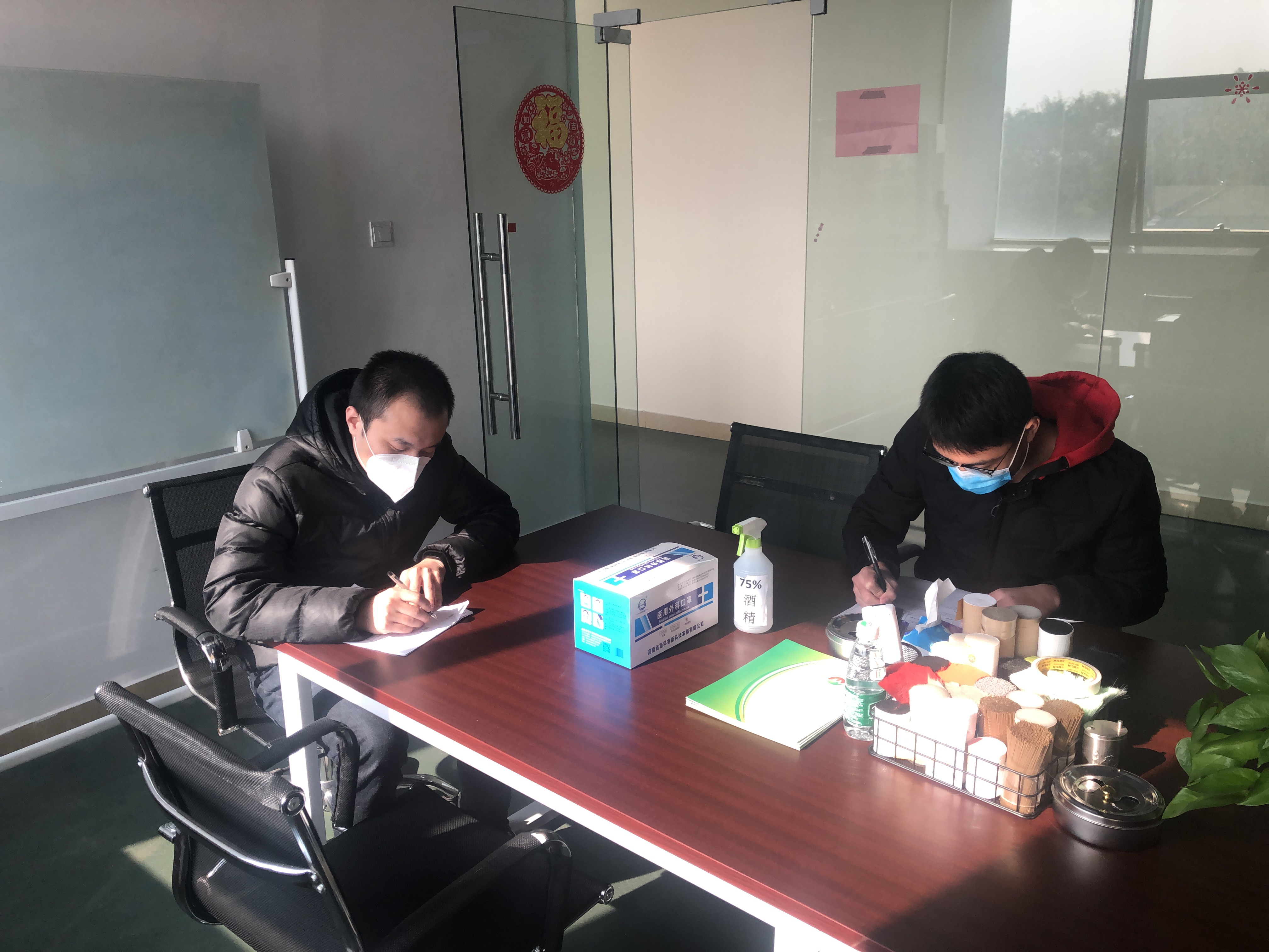 發(fā)放口罩，填寫(xiě)登記表